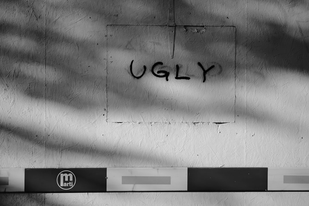 découvrez l'exploration de la laideur, un concept souvent mal compris, qui remet en question nos normes esthétiques et culturales. plongez dans une réflexion profonde sur la beauté et l'ugly, et comment ces deux notions s'entremêlent dans notre société moderne.