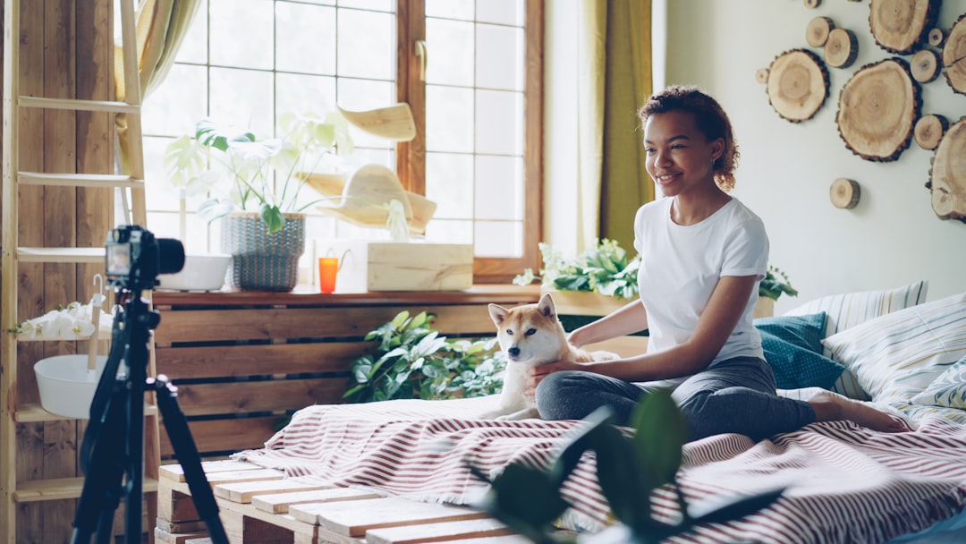 découvrez les meilleures races de chiens adaptées à la vie en appartement. conseils, astuces et choix adaptés pour une cohabitation harmonieuse avec votre compagnon à quatre pattes en milieu urbain.