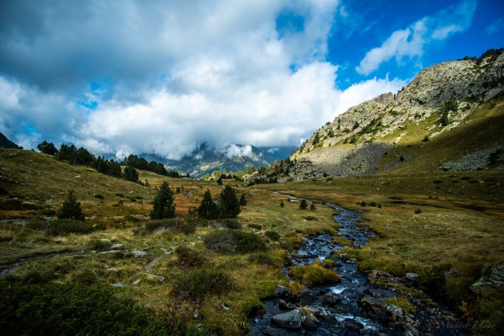 découvrez les pyrénées, une chaîne de montagnes spectaculaire offrant des paysages naturels, des activités de plein air et une richesse culturelle unique entre la france et l'espagne.