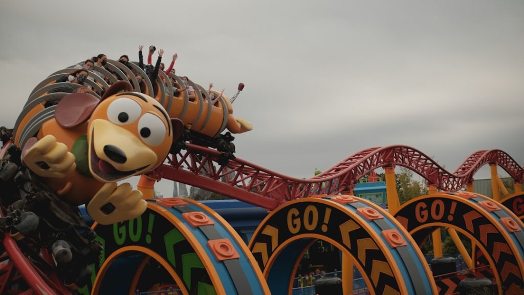 découvrez l'univers amusant de slinky dog, le chien ressort iconique, parfait pour les enfants et les collectionneurs.