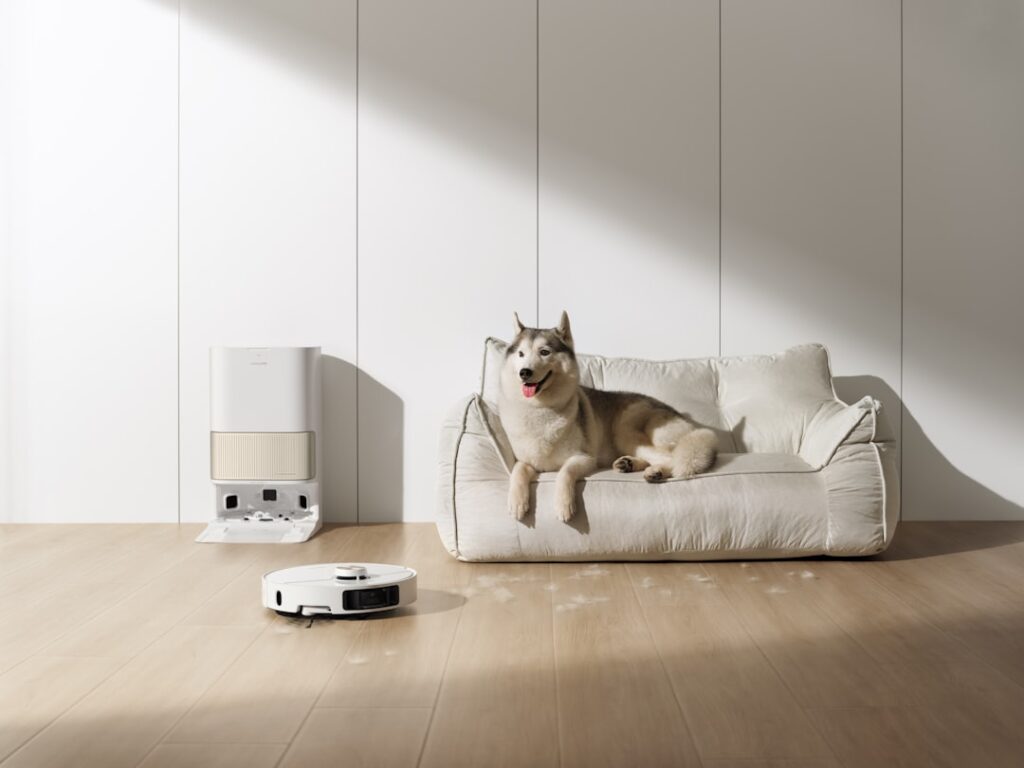 aspirateur robot performant spécialement conçu pour éliminer efficacement les poils de chien, offrant un nettoyage facile et sans effort pour un intérieur impeccable.