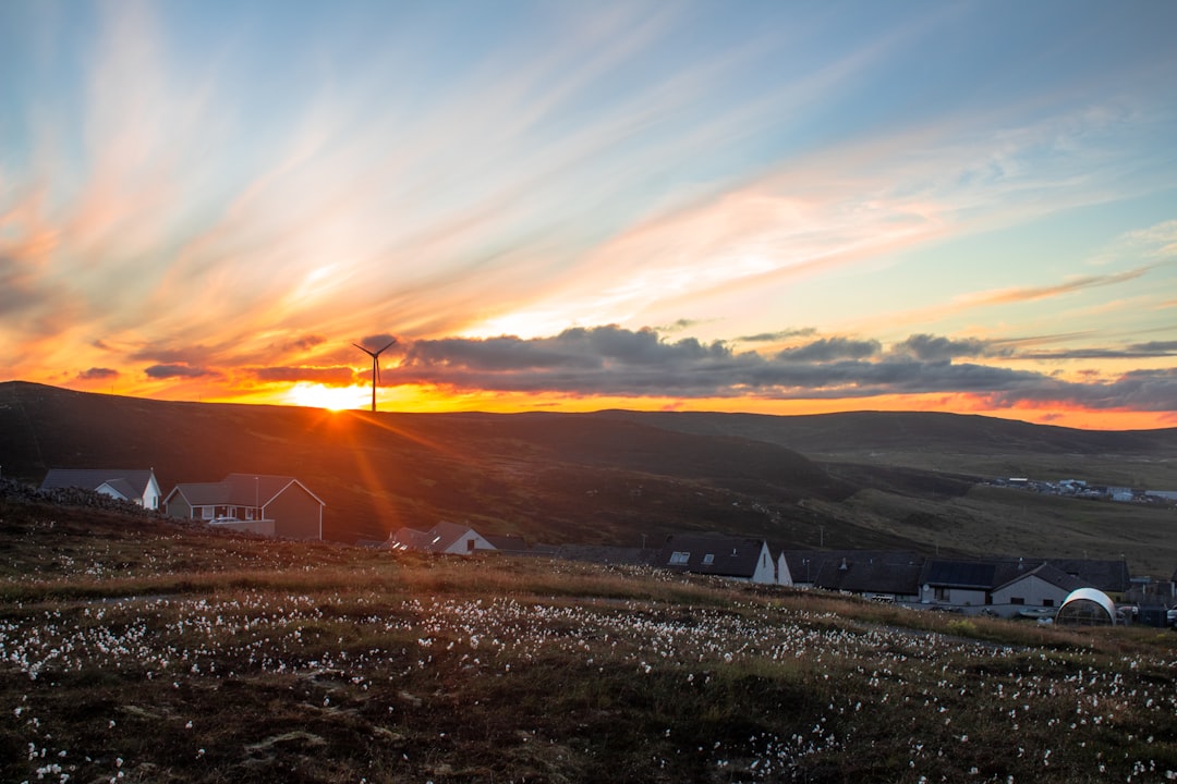 découvrez tout sur les shetlands : histoire, culture, paysages et traditions de cet archipel unique au nord de l'écosse.